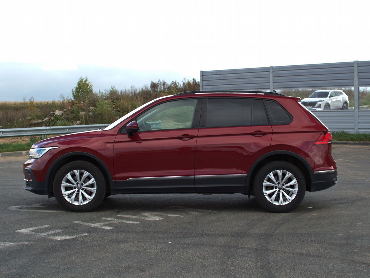 Alternative view of Volkswagen Tiguan 2021